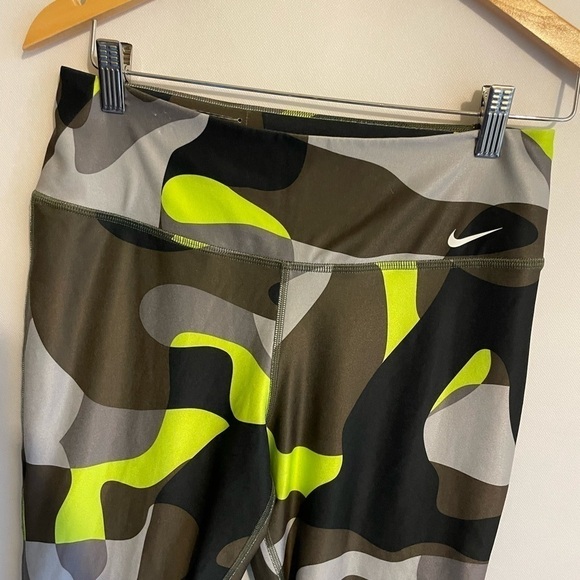 Nike Legend 2.0 Mega Liquid Tight Women's Training Capris Camo Medium - Picture 2 of 7